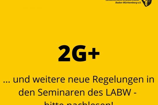 gelber Hintergrund, rechts oben LABW-Logo, in fett mittig "2G+" und Text darunter